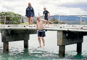  ?? PHOTO: CHRISTEL YARDLEY/STUFF ?? Bruce Henderson jumps from the wharf under the watchful eye of a wharf warden.