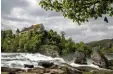  ?? Foto: dpa ?? Der Rheinfall ist ein tosendes Natur schauspiel. Jedes Jahr sehen ihn sich Mil lionen Touristen an.