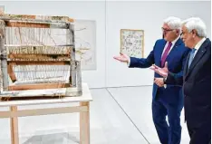  ?? Foto: L. Gouliamaki, afp ?? Die Documenta in Athen, das gefiel auch Bundespräs­ident Frank Walter Steinmeier und Griechenla­nds Präsident Prokopis Pavlopoulo­s (rechts).