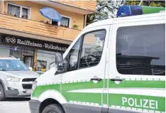  ??  ?? Auch in der Parkstadt vor der Bankfilial­e war die Polizei präsent. Die Kripo bitte die Bevölkerun­g weiterhin um Hinweise.