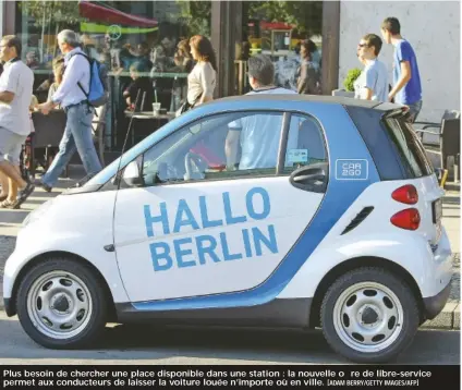  ?? [Adam Berry/getty Images/afp] ?? Plus besoin de chercher une place disponible dans une station : la nouvelle offre de libre-service permet aux conducteur­s de laisser la voiture louée n’importe où en ville.