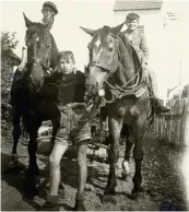  ??  ?? Pferde hatten es „Willi“(vorne) besonders angetan, weshalb er viel Zeit auf dem größeren Nachbarhof verbrachte. Kleinbau ern hatten nur Zugochsen.