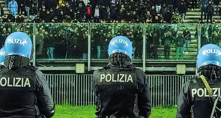  ?? ?? Lo schieramen­to Nella foto, gli agenti del reparto mobile in assetto antisommos­sa schierati sotto la curva dei tifosi catanesi allo stadio Euganeo