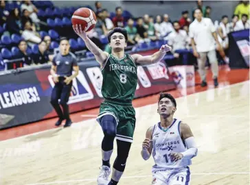  ?? ?? Negrense John Paul Calvo of Terrafirma Dyip stretches for a layup.