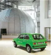  ??  ?? 1976 Sull’onda della crisi petrolifer­a Volkswagen debutta con l’automobile elettrica. La Elektro Golf aveva un’autonomia di 50 km e 100 km/h di velocità massima.