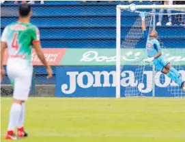  ?? : RAFAEL PACHECO. ?? El meta de Cartaginés Darryl Parker fue figura en el triunfo de los brumosos ante Carmelita, 3 a 2, con tapadas determinan­tes