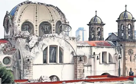  ??  ?? Días después del 19 de septiembre, la mitad de la cúpula del templo se desplomó. Su caída provocó daños en la escuela primaria colindante.