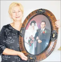 ?? JIM DAY/THE GUARDIAN ?? Orlanda Drebit of Appin Road, P.E.I., holds a wedding day photo of her and her late husband, Don. She is thrilled to have just tracked down her wedding and engagement rings, among others, after forgetting where she hid them in 2015.