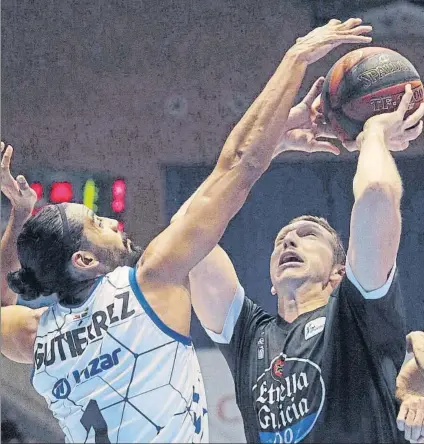  ?? FOTO: EFE ?? Jorge Gutiérrez trata de blocar a De Zeeuw, pívot del Obradoiro, durante el partido del sábado en Santiago