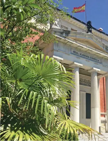  ??  ?? Fachada principal de la Real Academia Española de la Lengua (RAE). El edificio está ubicado en el número 4 de la calle de Felipe IV, en Madrid.