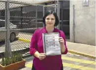  ??  ?? CIUDAD DE MÉXICO.- Gabriela de León muestra las primeras boletas electorale­s impresas para Coahuila.