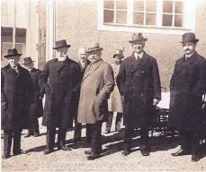  ?? FOTOS: STADTARCHI­V BREGENZ ?? Auch Lindaus Oberbürger­meister Ludwig Siebert (Vierter von links) war vor 90 Jahren zu Gast bei der Eröffnung der Bahn.