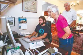  ?? PHOTO BY JOHN GREEN/ BAY AREA NEWS GROUP ?? Eden repair technician Ronen Sberlo, left, helps Bill Bastik, 80, and his wife Sarah Bastik, 78, with a problem on their home computer in San Francisco, Calif. Eden is a new on-demand tech repair service that makes house calls.