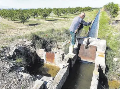  ?? Jordi V. Pou ?? Un pagès aixeca la comporta d’una sèquia del canal d’Urgell per regar la seva finca, a Arbeca, a l’abril.