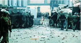  ?? PHOTO: PACEMAKER PRESS; AND GETTY IMAGES ?? Darkest hour: Bloody Sunday in Derry in 1972, when members of the British Army’s Parachute Regiment opened fire on a civil rights march through the city. Top, John Hume tries to reason with riot police in April 1969.