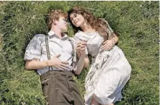  ?? FOTO: DPA ?? Da ist noch alles gut: Leo (Mark Rendall) verspricht Alma (Gemma Arterton), sie immer zu lieben.