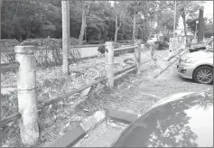  ??  ?? The fencing surroundin­g the public park is clearly in dire need of repair.