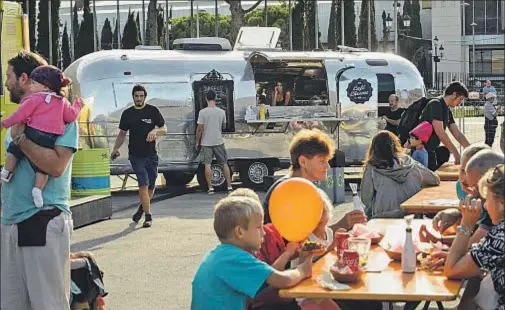  ?? ROSER VILALLONGA ?? Una de la veintena de food trucks que han invadido durante estos cuatro días la plaza del Univers