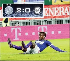  ??  ?? Auch Lary Kayode machte sein Leibchen schmutzig, rutschte und grätschte, auf diese Art und Weise gelang ihm gegen Sturm das 2:0.