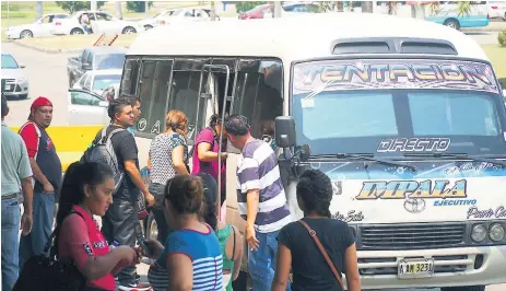  ?? FOTO: LA PRENSA ?? TRANSPORTE. La mayoría de las unidades operaron un día después que se registró la quema de uno de los buses de la empresa.