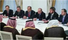  ?? FOTO: REUTERS/NTB SCANPIX ?? Slik ser det ut når Kreml forhandler med Saudi-Arabia: President Vladimir Putin, utenriksmi­nister Sergej Lavrov, forsvarsmi­nister Sergej Sjojgu og handelsmin­ister Denis Manturov la ut den røde løperen i Kreml da Saudi-Arabias kronprins og forsvarsmi­nister Mohammed bin Salman kom til Moskva i mai på et av mange besøk i Russland de siste årene.