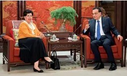  ??  ?? Li Keqiang rencontre Margaret Chan.