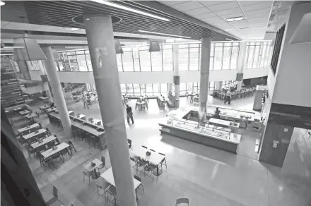  ?? SISTI / MILWAUKEE JOURNAL SENTINEL ?? A view of the dining area at Marquette University’s new residence hall, The Commons, is seen from the second level.