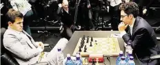  ?? DPA-BILD: DU.HAM ?? Saßen sich am Montag drei Stunden lang gegenüber: Magnus Carlsen (links) und Fabio Caruana