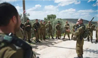  ?? (IDF Spokesman) ?? COMMANDER OF the 7th Brigade’s 77th Armored Battalion Lt.-Col. Yair Or addresses his officers near the West Bank village of Idna.