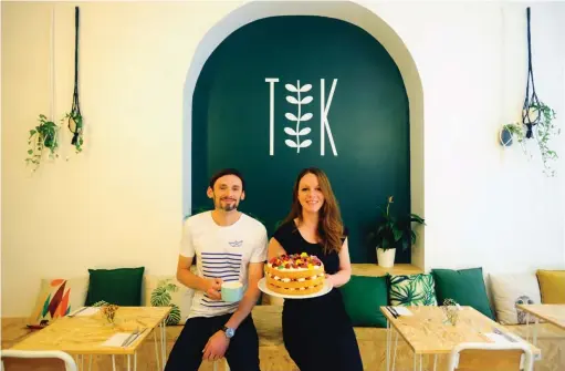  ??  ?? Sylvain Cros et Maëlle Polidori, du Traboule kitchen, propose une restaurati­on du midi et de beaux gâteaux pour le goûter.