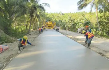  ?? FOTO FROM MCC WEBSITE ?? ROAD PROJECT. US foreign aid agency Millennium Challenge Corporatio­n (MCC) is rehabilita­ting 220 kilometers of roads in Samar and Eastern Samar provinces.