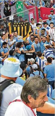  ?? ?? Gesto. El de la mayoría de los jugadores de la selección uruguaya, que salieron afuera del hotel para mirar y aplaudir el aliento de los fanáticos que se hicieron sentir en Doha. El celeste predominó un largo rato en la capital de Qatar y hoy estarán en el Lusail Stadium contra Portugal.