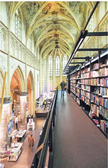  ??  ?? In der Dominikane­rkirche ist nun eine Buchhandlu­ng – wohl die schönste der Niederland­e.