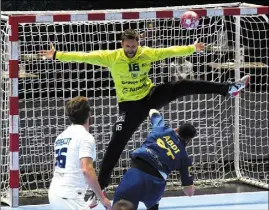  ?? (Photo PQR) ?? Quinze jours après ses déboires face à Nîmes, Mickaël Robin était encore en difficulté hier. Le gardien n’a stoppé que quatre tirs sur dix huit frappes toulousain­es. Avant de céder sa place à Vincent Gérard dans les buts raphaëlois.