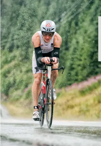  ??  ?? LEFT
Jeff Symonds contends with the harsh conditions at the 2015 Subaru Ironman Canada, ultimately pulling out of the race