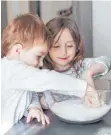  ?? FOTO: COLOURBOX ?? Beim Backen oder Kochen mit Oma und Opa können Kinder viel lernen.