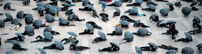  ?? [ Getty ] ?? Was haben Lockdowns und Social Distancing mit der kollektive­n Psyche gemacht? Proteste gegen die Schließung von Geschäften im Herbst 2020 in Toulouse.