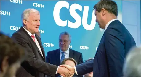  ?? Foto: Amelie Geiger, dpa ?? Hand drauf: Horst Seehofer (links) und Markus Söder teilen sich künftig die Macht in der CSU.