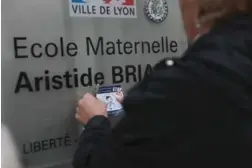  ??  ?? Le 5 avril, elles s'étaient donné rendez-vous dans le centre de Lyon pour coller des stickers contre la « théorie du genre » aux abords des écoles ou sur leurs façades.