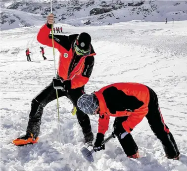  ??  ?? Bergretter üben auf dem Mölltaler Gletscher den Einsatz nach einem Lawinenabg­ang.