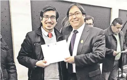  ??  ?? SEREMI DE EDUCACIÓN certifican­do a un profesor participan­te en los talleres cívicos.