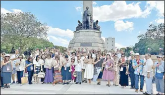  ?? ?? Filipino-Canadian participan­ts of the Very Important Pinoy tour program take a group photo with Manila Vice Mayor Yul Servo, after a wreath-laying ceremony at the Rizal monument in Rizal Park yesterday.