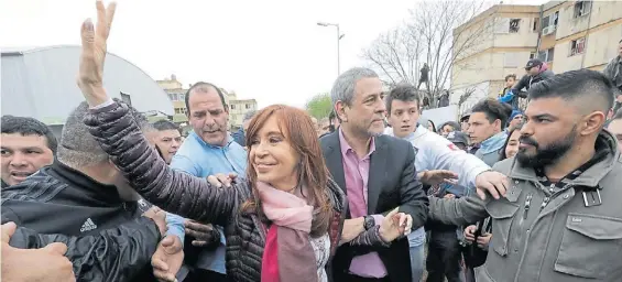  ?? UNIDAD CIUDADANA ?? En el sur. Cristina Kirchner, el viernes pasado, de recorrida por una calle de Avellaneda junto al intendente local Jorge Ferraresi.