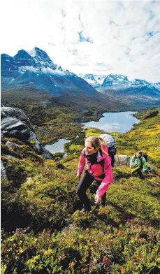  ?? FOTOS: DPA ?? Wandern im Innerdalen: In dieses malerische norwegisch­e Tal kommen Menschen aus aller Welt.