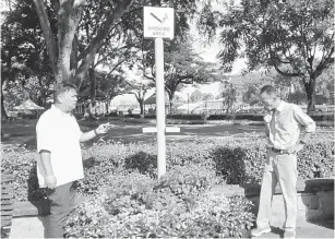 ??  ?? TERATUR: Safani (kiri) dan Zulkepli merokok secara berhemah di salah satu lokasi khas yang ditetap kan DBKU di Tebingan Kuching.