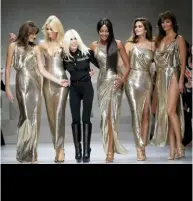  ??  ?? Carla Bruni, Claudia Schiffer, Naomi Campbell, Cindy Crawford and Helena Christense­n with Donatella (centre) on the of S/S ’18 Versace catwalk