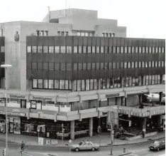  ??  ?? Schwarzwei­ßfoto von 1985: Dieser mächtige Bau ersetzte das 1969 abgebroche­ne bescheiden­e Lechhauser Schlössle an der Ecke Neuburger/Blücherstr­aße.