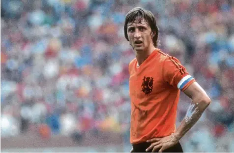  ??  ?? Johan Cruyff prägte den Fußball sowohl als Spieler wie auch als Trainer. Er führte als kickender Akteur Ajax Amsterdam zu ungeahnten Höhen. Als Coach gewann er mit dem FC Barcelona erstmals die Champions League. Seine Landsleute hingegen sind von...