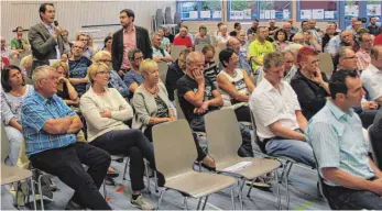  ?? FOTO: REGINA BRAUNGART ?? Gut 100 Einwohner sind zur Versammlun­g in die Festhalle gekommen. Das Bürgerbege­hren auf einen Bürgerents­cheid unterschri­eben hatten rund 400.