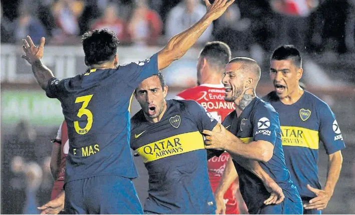  ?? FOTOBAIRES ?? Gritó por un central. Izquierdoz recibe el abrazo de Benedetto y se suman Mas y Goltz. Hacía tres años que uno marcador central de Boca no anotaba un gol de cabeza.